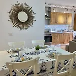 El Laurel Center-terrace-parking Apartman